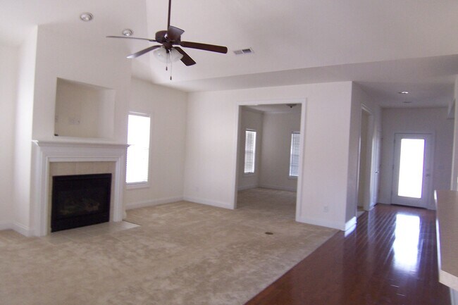 Building Photo - 115 Fallberry St