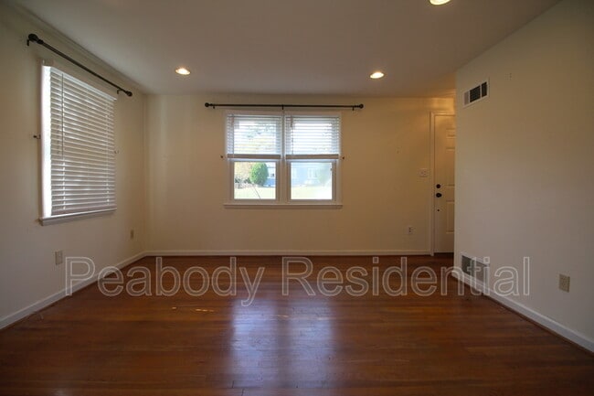 Foto del edificio - 3052 Westfall Pl