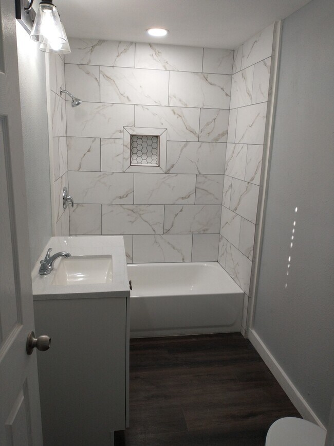 Baño 1 - 614 Barberry St