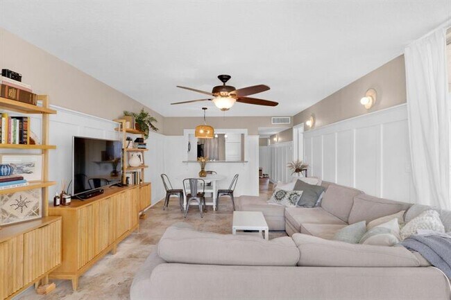 Building Photo - 9330 Lagoon Pl