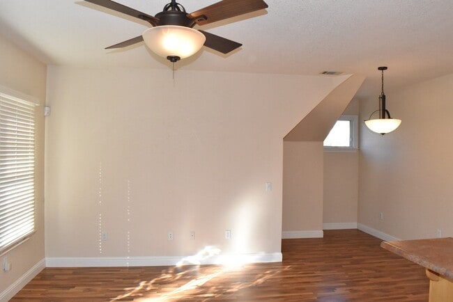 Building Photo - 400 Davis St