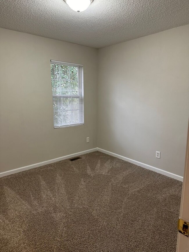 Building Photo - Spacious 3 Bedroom/2 Bath Home in Greenboro