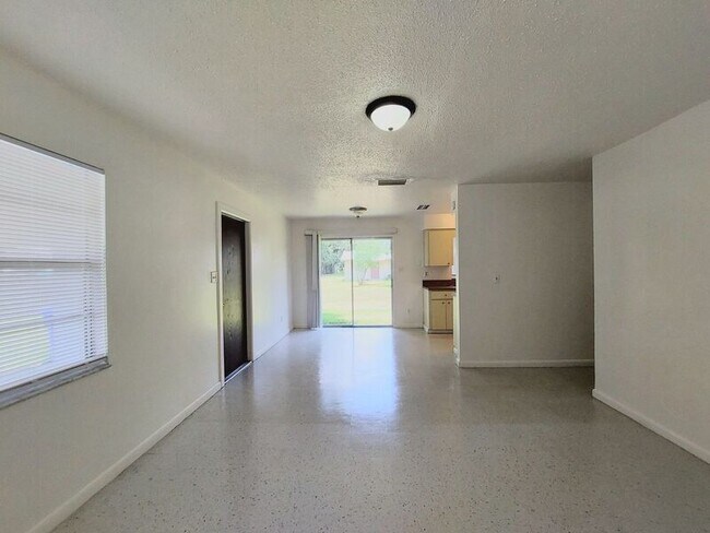 Building Photo - 435 W Alamo Dr