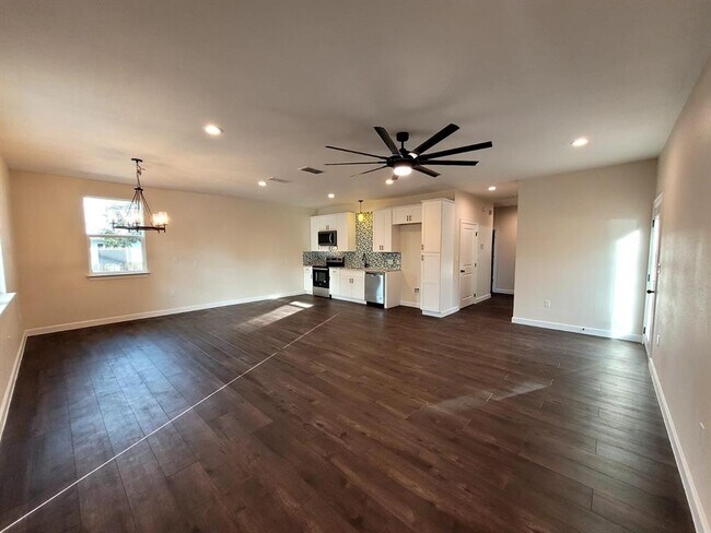 Foto del edificio - 750 S Main St