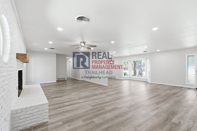 Foto del edificio - Spacious Modern 5 Bed / 2.5 Bath + 1 Bed / 1 Bath ADU in Wedgwood