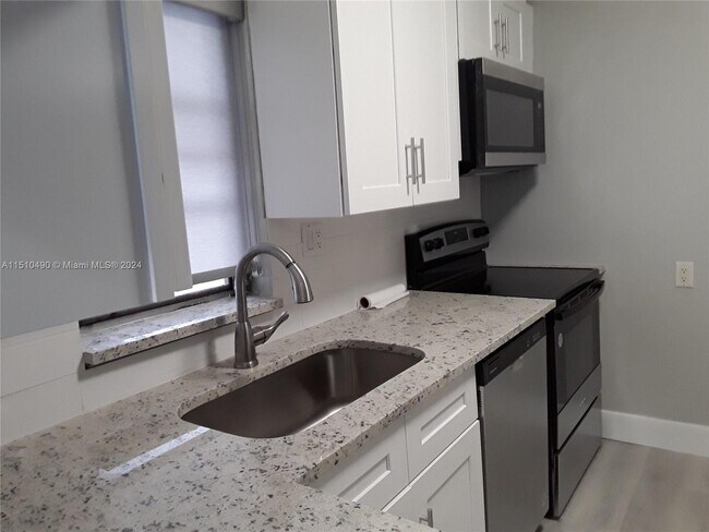 Building Photo - 2200 E Hallandale Beach Blvd