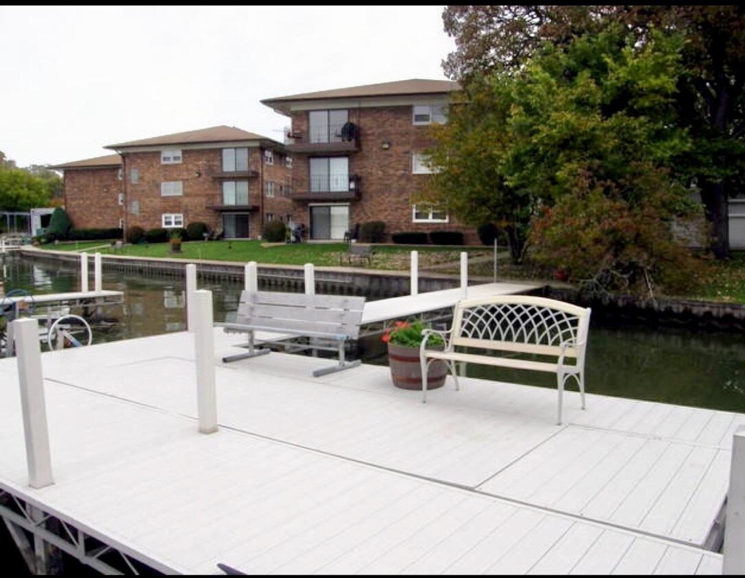 24 N Pistakee Lake Rd, Fox Lake, IL 60020 Condo for Rent in Fox Lake