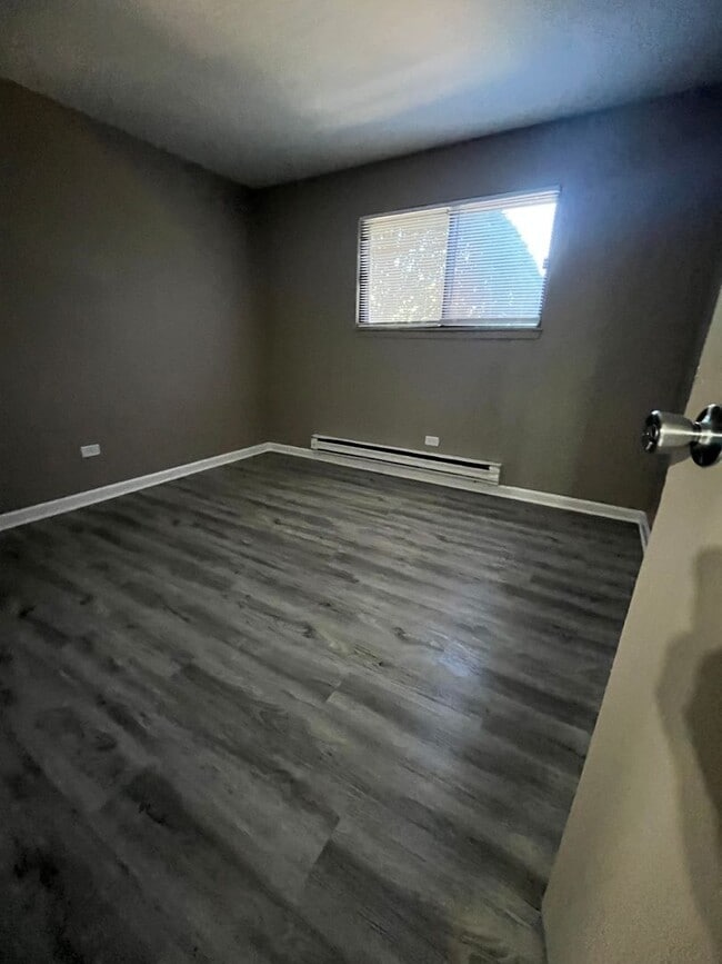 Building Photo - 526 E Spruce Dr