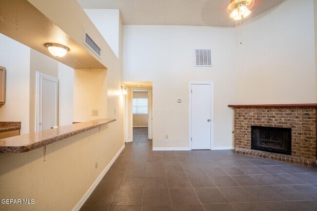 Foto del edificio - 1555 Common Dr