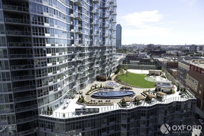 Foto del edificio - 45-45 Center Boulevard