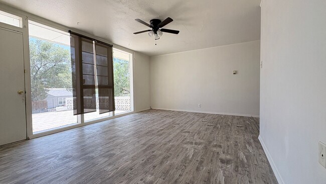 Foto del edificio - 607 W 11th St