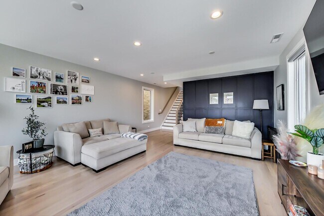 Foto del edificio - 2429 W Augusta Blvd