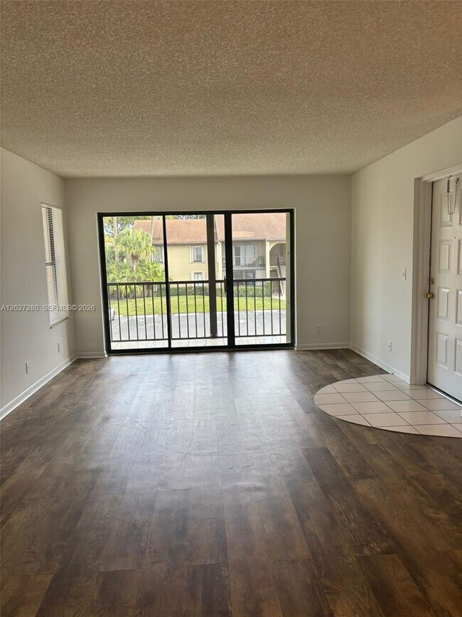 Foto del edificio - 718 Sunny Pine Way