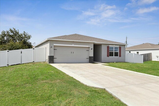 Building Photo - 525 SW Violet Ave