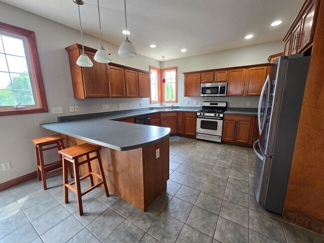 Foto del edificio - 4 Bedroom Home in Bloomington's East Side