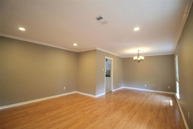 Foto del edificio - 8102 Twin Hills Dr