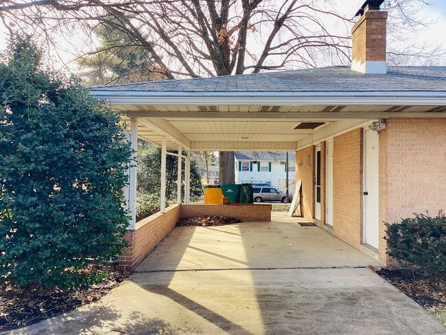 Building Photo - Ranch Style home in Camphill