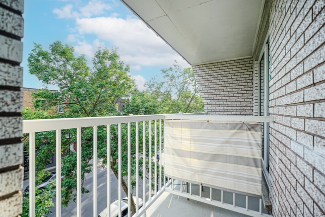 Building Photo - 2555 Rue des Ormeaux