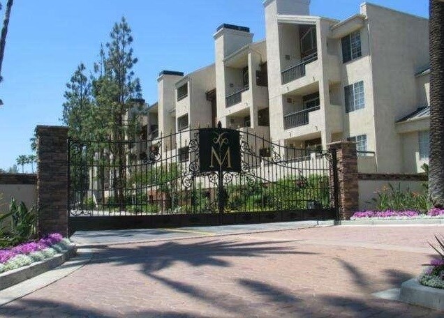 Entrada principal - 5540 Owensmouth Ave