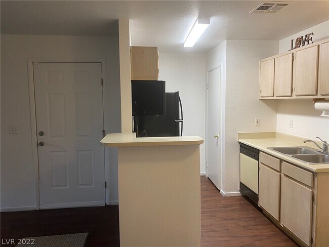 Building Photo - 5171 S Lindell Rd