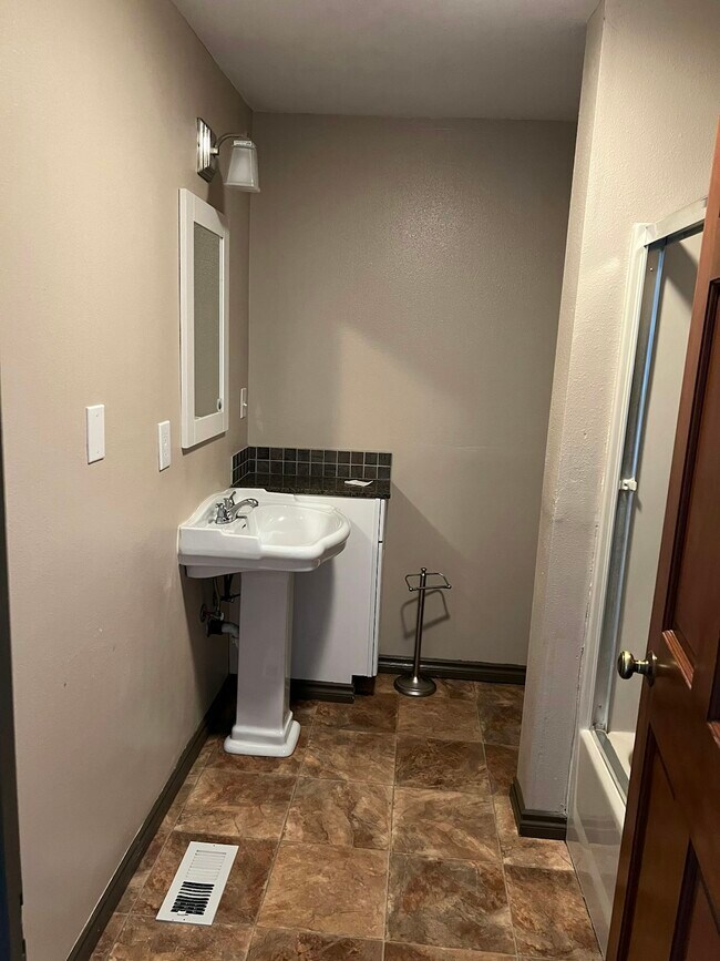 Foto del edificio - 2425 North Dakota Street, Unit B (620 E Ja...