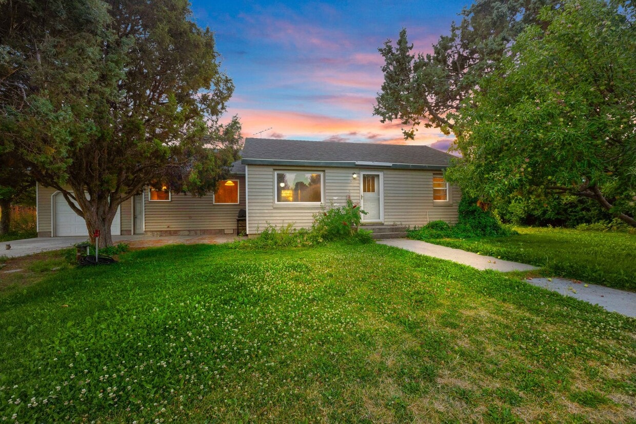 Primary Photo - COUNTRY LIVING - Check out this 3 Bed 2 Ba...