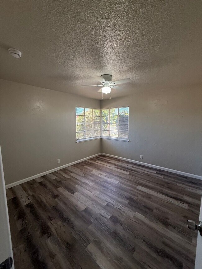 Foto del edificio - APPLY NOW!! 4 BEDROOM HOME!!
