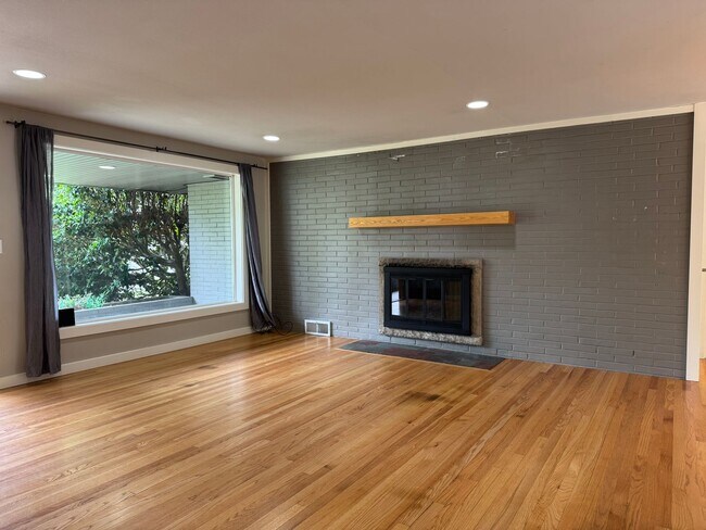 Foto del edificio - CLICK "REQUEST A TOUR" NOW!