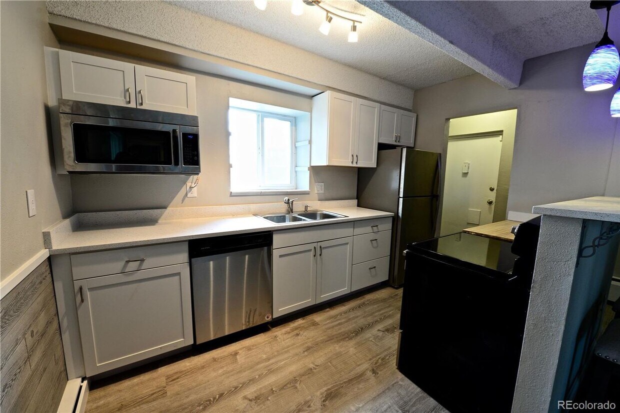 Primary Photo - $500 OFF RENT! Spacious 2BD/1BA- BELLEVIEW...