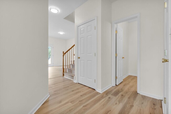 Building Photo - Beautifully Renovated 3 Bedroom 2.5 Bath H...
