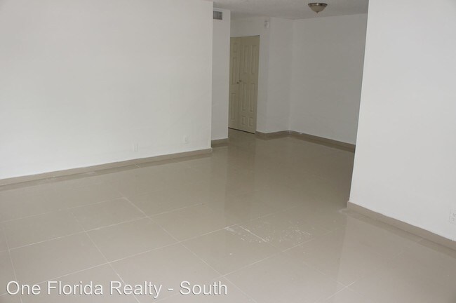 Foto del edificio - 300 NE 1st Ct