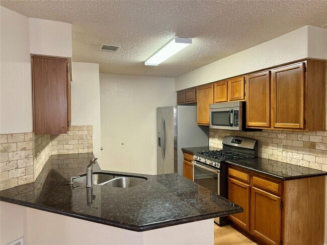 Foto del edificio - 8628 Piney Creek Bend