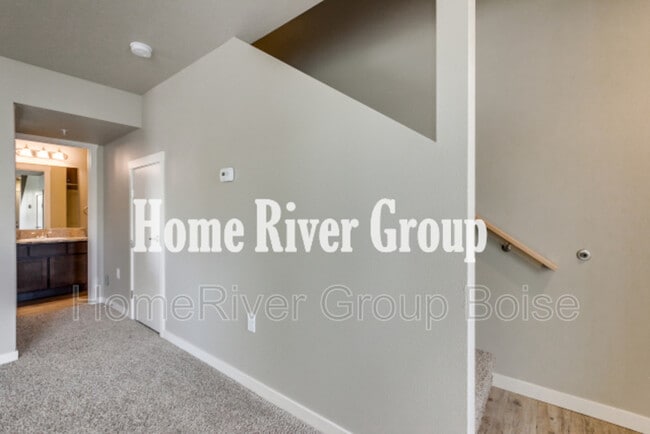 Building Photo - 933 E Travel Ln