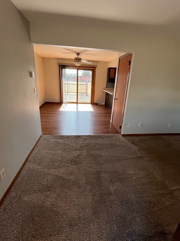 Foto del edificio - 327 Birch Ln