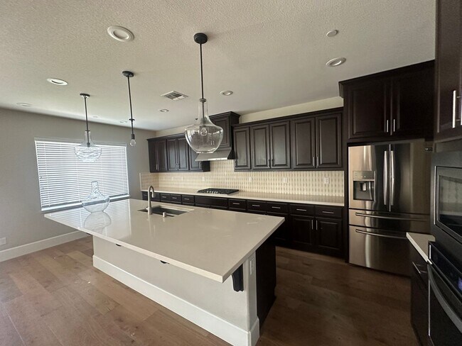 Building Photo - Huge Tracy Dream Home!