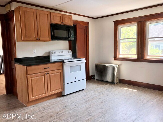 Building Photo - 2 br, 1 bath House - 10 Angle St. #3