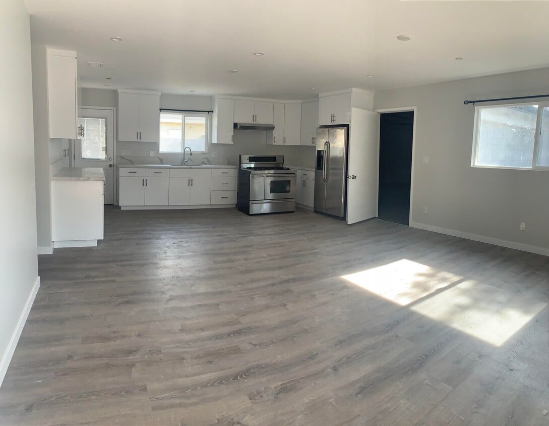 8113 1/2 Cole St, Downey, CA 90242 Townhome Rentals in Downey CA