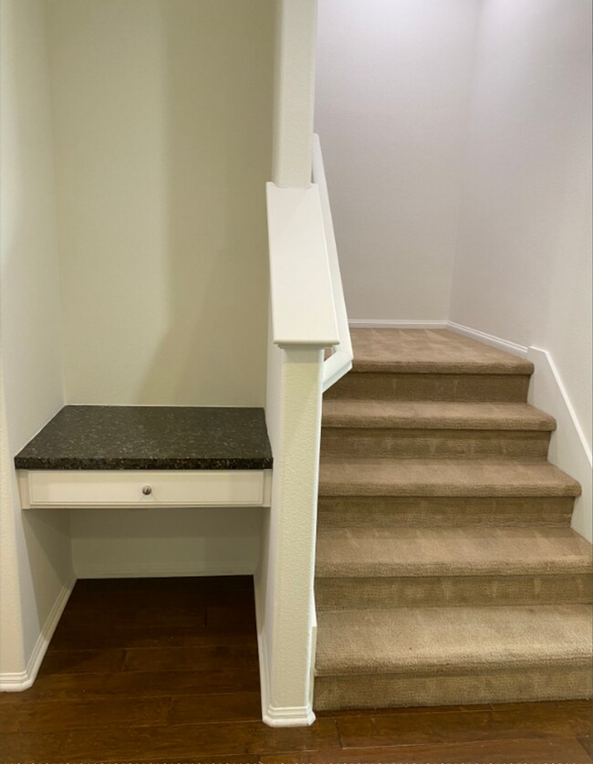 Building Photo - 3 bed, 2 1/2 bath 3-story Marketplace Townhome