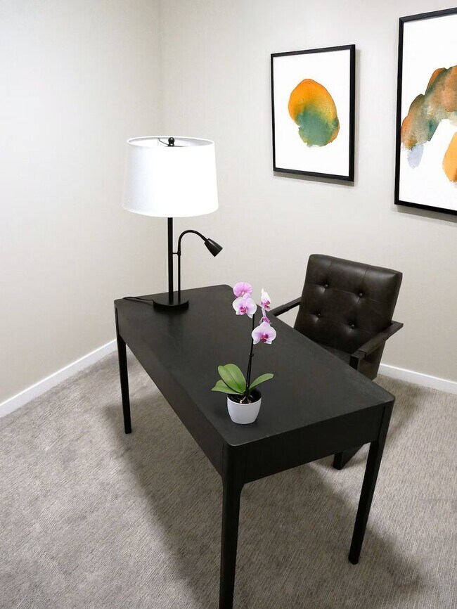 Foto del edificio - Fully Furnished 1 bedroom with a den, Utilities Included! Short-term leases available now!