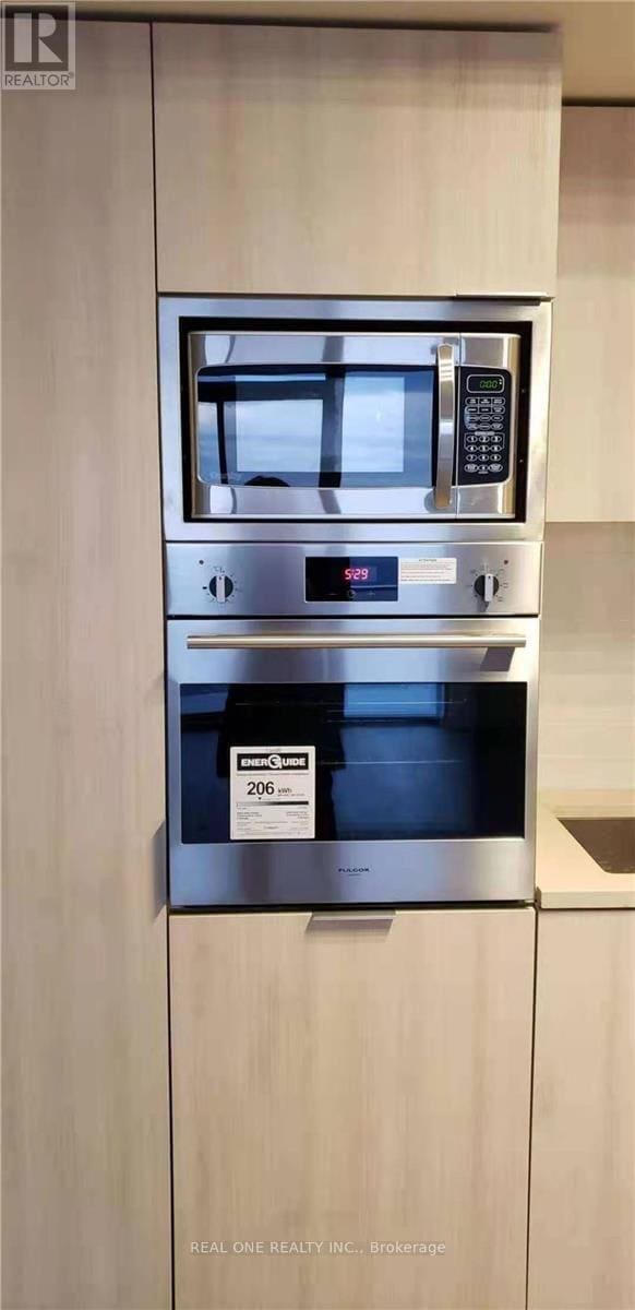 Photo du bâtiment - 11 Wellesley St W