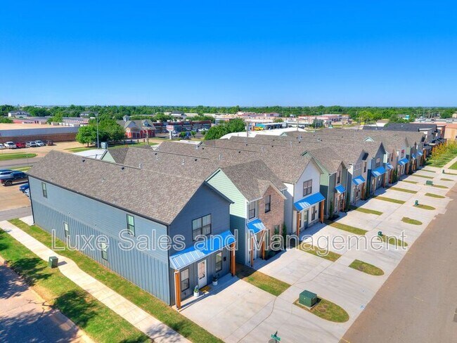 Building Photo - 600 W 2nd St