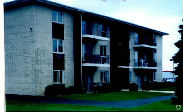 Primary Photo - Parkview Apartments