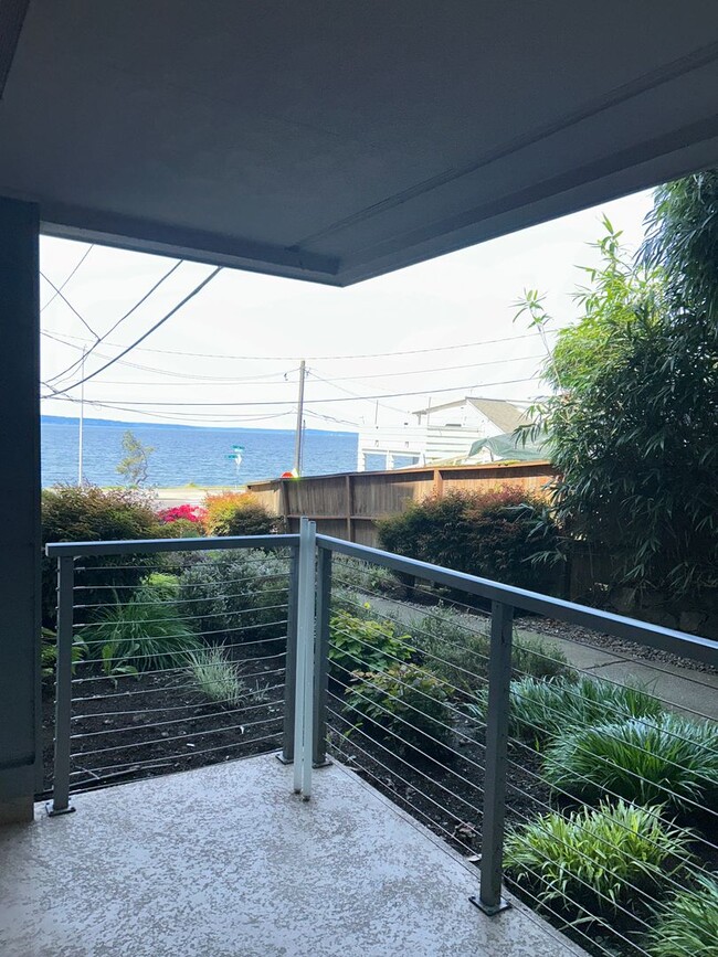 Foto del edificio - Alki Ave 2BR/1.75BA Condo - Large Floor Pl...