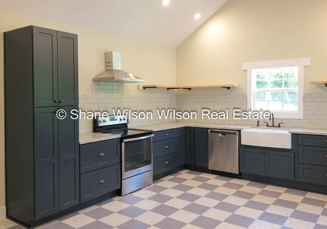Building Photo - Classic Charm Meets Modern Living – Remodeled 4 BR Home in Dalton!