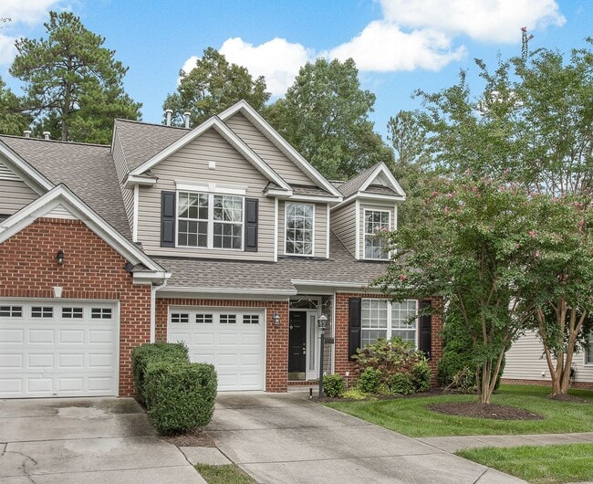 Building Photo - Stunning Townhome with Vaulted Ceilings an...