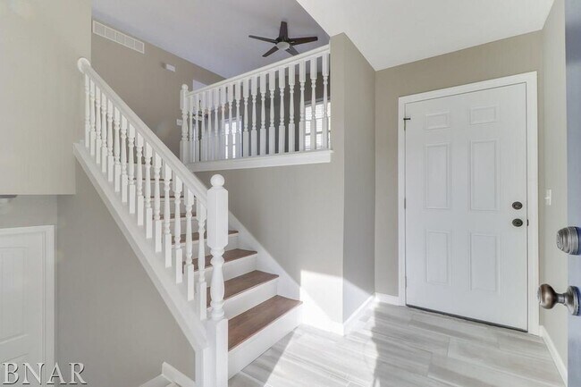 Foto del edificio - Stunning 4 Bed/3Bath Bi Level Available in...
