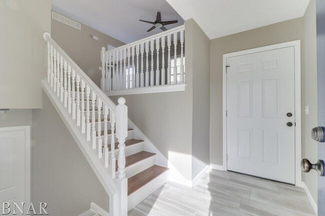 Building Photo - Stunning 4 Bed/3Bath Bi Level