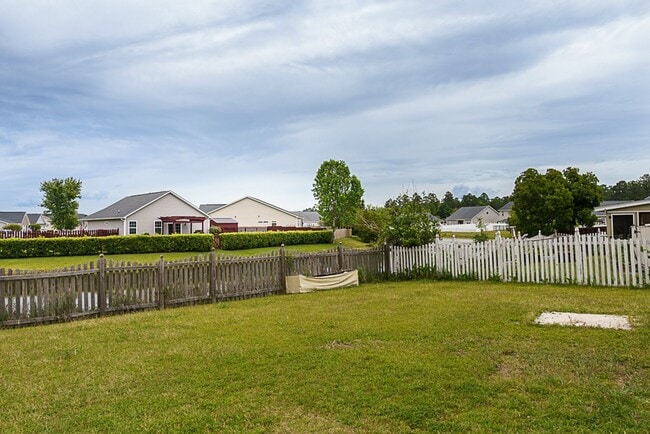Building Photo - Three Bedroom House with Gated Backyard