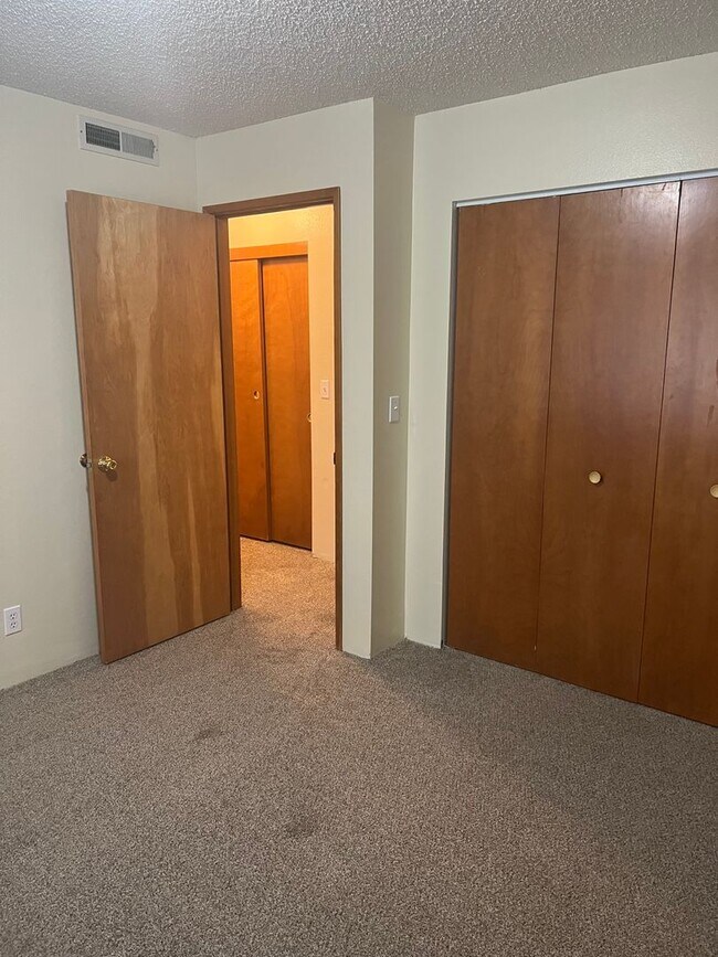 Foto del edificio - 2187-2189 NW North Hill Dr