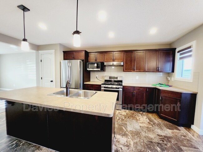 Building Photo - 170 Desrochers Gate SW